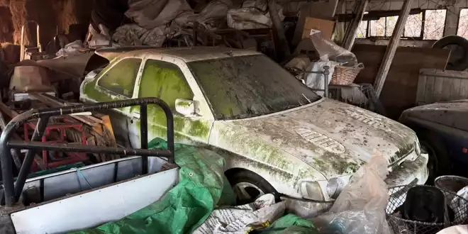 Verlassenen Ford Escort Cosworth verrotten in einer Scheune - Nur rund 20.000 km auf dem Tacho  Verlassenen Ford Escort Cosworth verrotten in einer Scheune - Nur rund 20.000 km auf dem Tacho