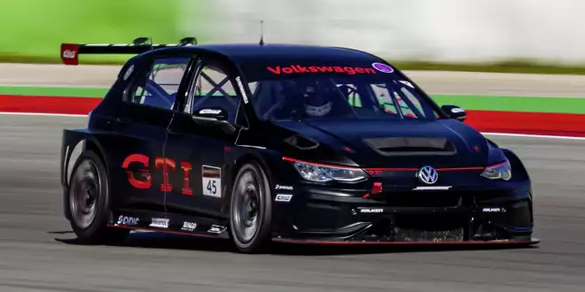 Fabian Vettel startet bei den 24h Nürburgring 2025 - Im VW von Max Kruse Racing  Fabian Vettel startet bei den 24h Nürburgring 2025 - Im VW von Max Kruse Racing